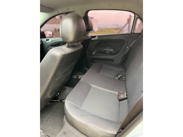 VOLKSWAGEN - VOYAGE - 2014/2015 - Prata - R$ 46.900,00