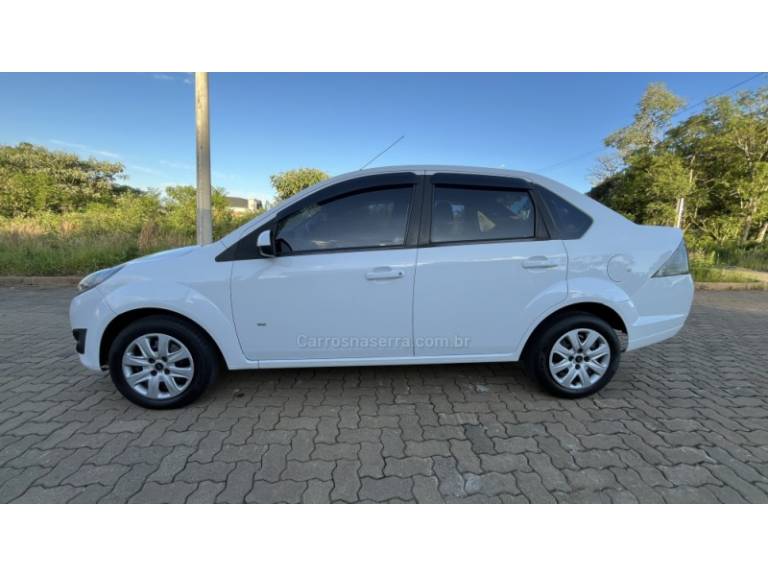 FORD - FIESTA - 2013/2014 - Branca - R$ 37.900,00
