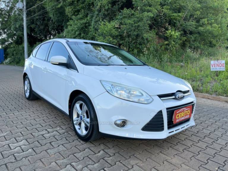 FORD - FOCUS - 2014/2015 - Branca - R$ 55.900,00