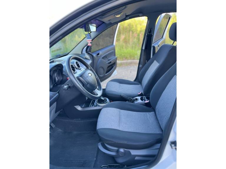 FORD - FIESTA - 2013/2014 - Branca - R$ 37.900,00
