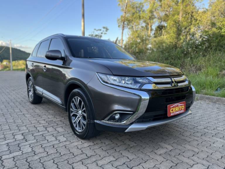 MITSUBISHI - OUTLANDER - 2017/2018 - Marrom - R$ 116.900,00