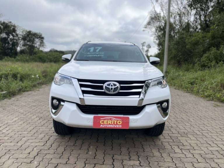 TOYOTA - HILUX SW4 - 2016/2017 - Branca - R$ 179.900,00