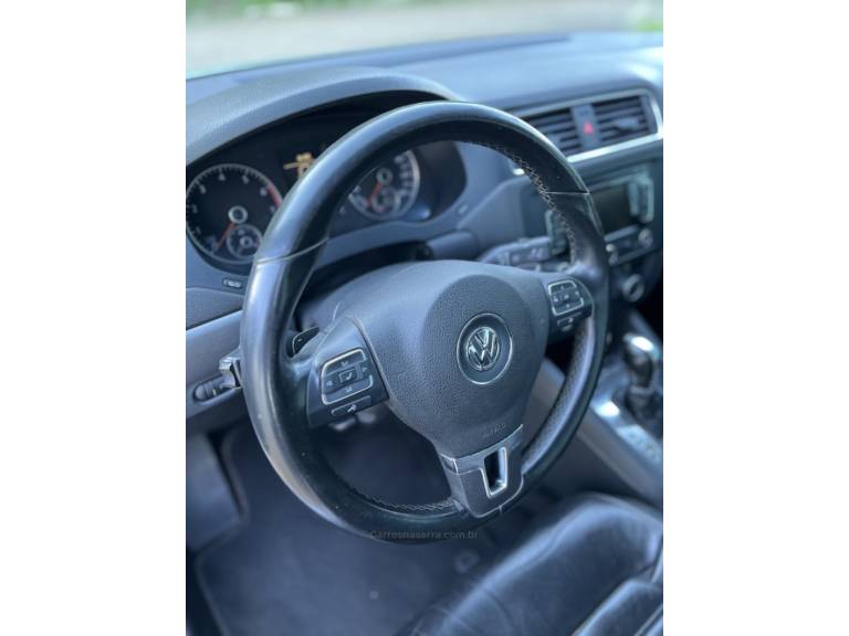 VOLKSWAGEN - JETTA - 2012/2013 - Prata - R$ 77.900,00