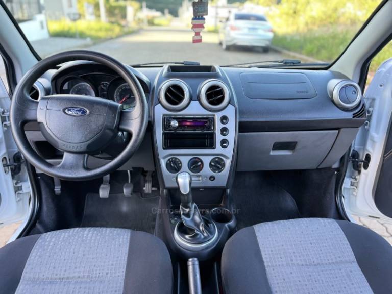 FORD - FIESTA - 2013/2014 - Branca - R$ 37.900,00