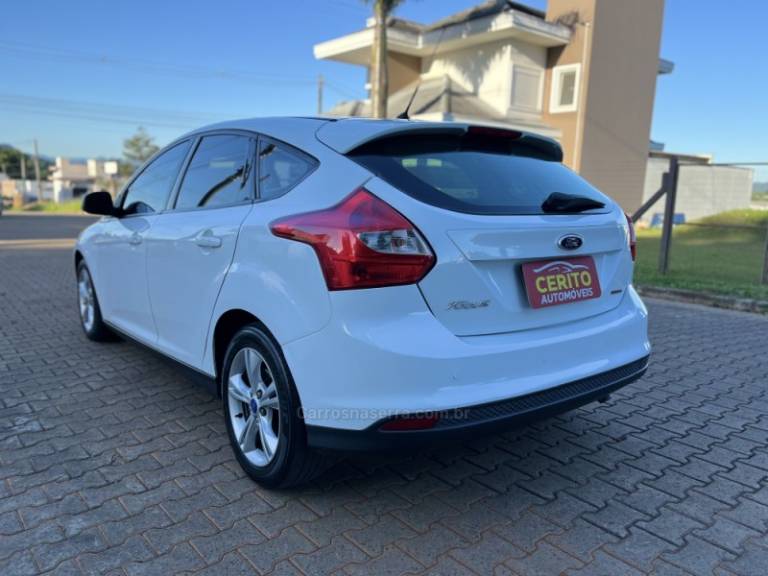 FORD - FOCUS - 2014/2015 - Branca - R$ 55.900,00