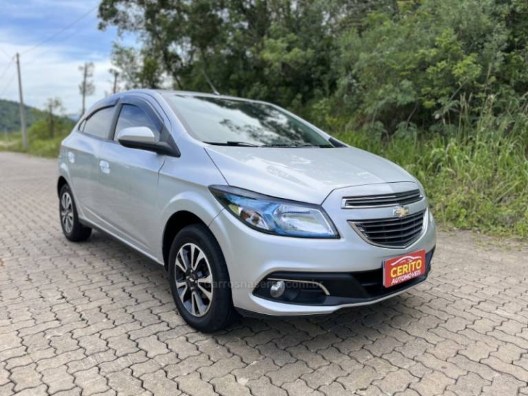 CHEVROLET - ONIX - 2015/2015 - Prata - R$ 54.900,00