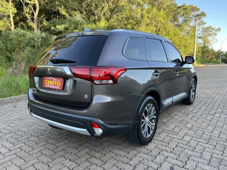 MITSUBISHI - OUTLANDER - 2017/2018 - Marrom - R$ 116.900,00