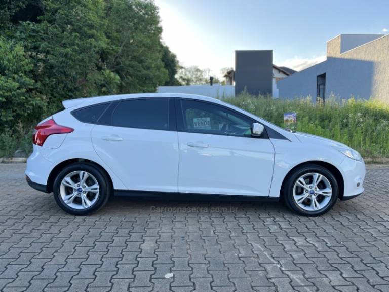 FORD - FOCUS - 2014/2015 - Branca - R$ 55.900,00