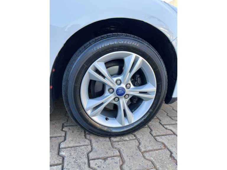 FORD - FOCUS - 2014/2015 - Branca - R$ 55.900,00