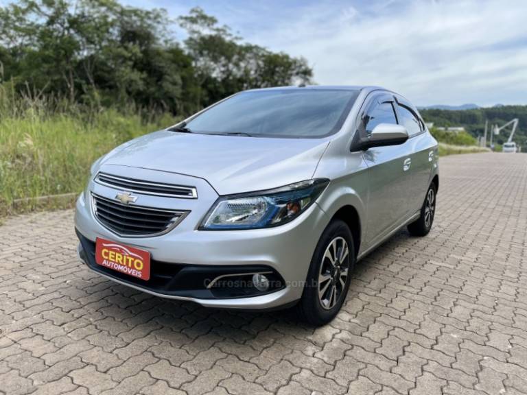 CHEVROLET - ONIX - 2015/2015 - Prata - R$ 54.900,00