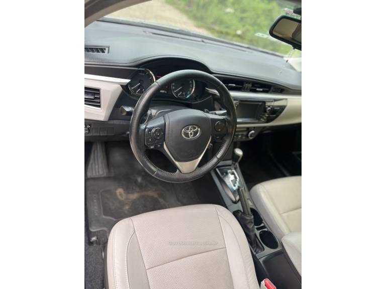 TOYOTA - COROLLA - 2016/2017 - Prata - R$ 93.900,00