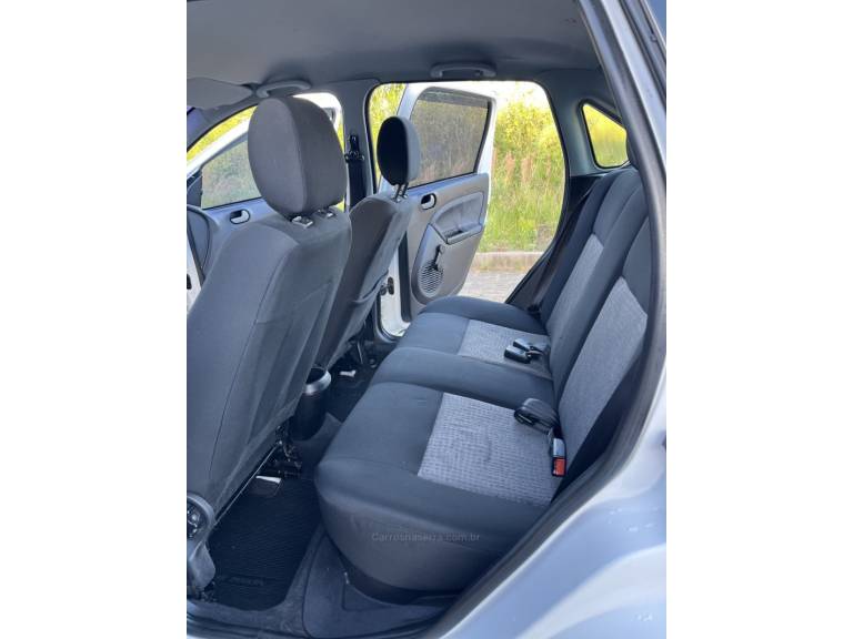 FORD - FIESTA - 2013/2014 - Branca - R$ 37.900,00