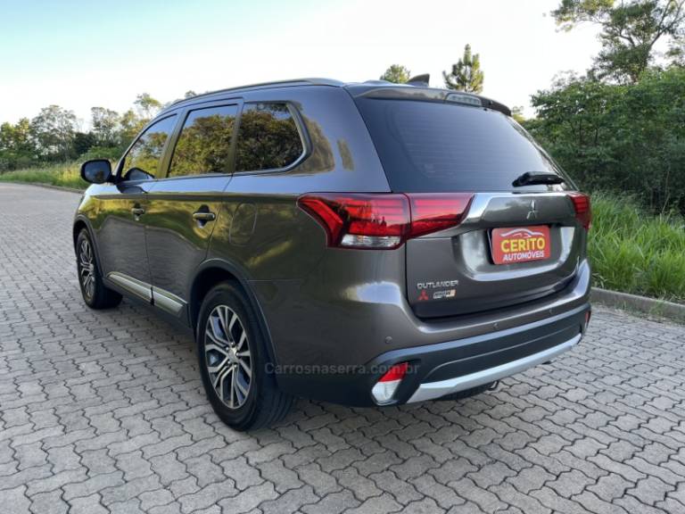 MITSUBISHI - OUTLANDER - 2017/2018 - Marrom - R$ 116.900,00