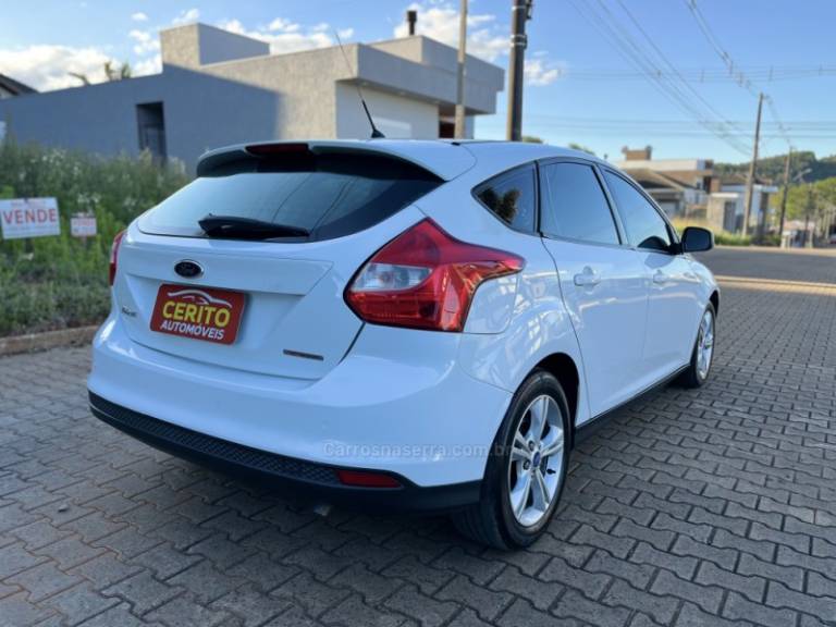 FORD - FOCUS - 2014/2015 - Branca - R$ 55.900,00