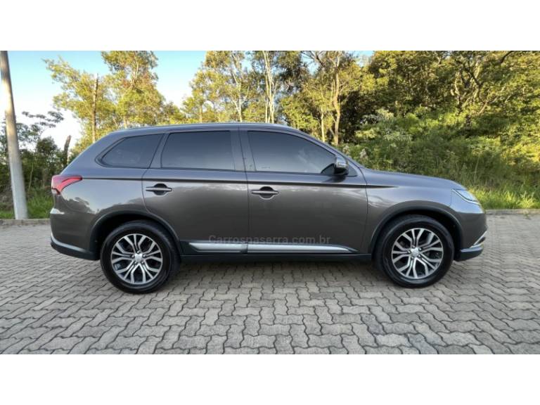 MITSUBISHI - OUTLANDER - 2017/2018 - Marrom - R$ 116.900,00