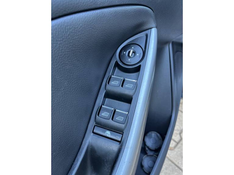 FORD - FOCUS - 2014/2015 - Branca - R$ 55.900,00