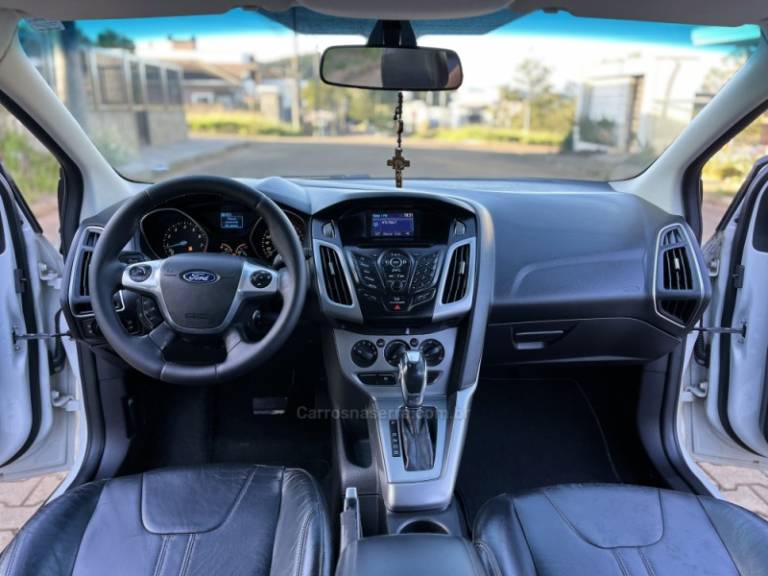 FORD - FOCUS - 2014/2015 - Branca - R$ 55.900,00