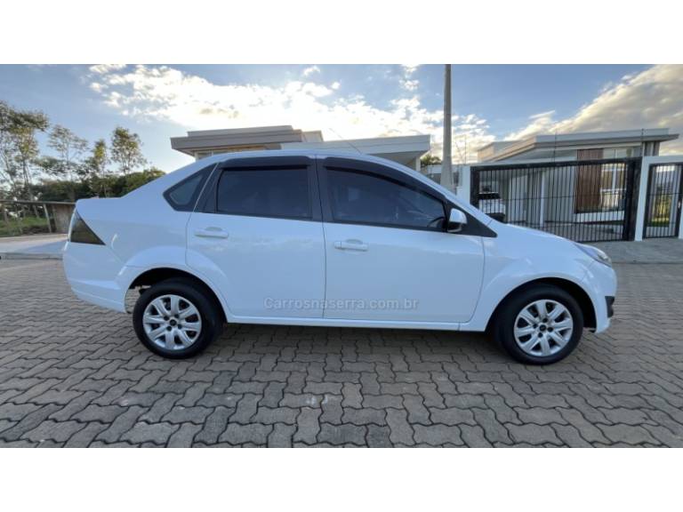 FORD - FIESTA - 2013/2014 - Branca - R$ 37.900,00