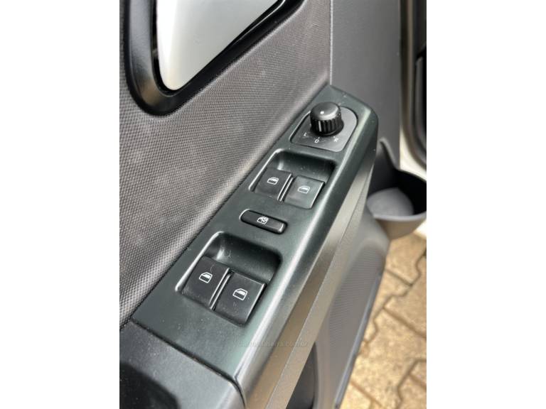 VOLKSWAGEN - FOX - 2013/2013 - Branca - R$ 44.900,00