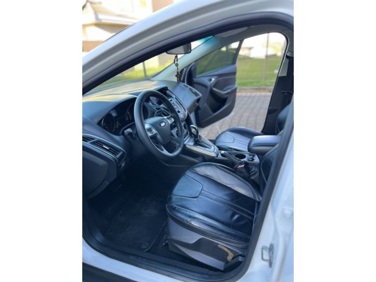 FORD - FOCUS - 2014/2015 - Branca - R$ 55.900,00