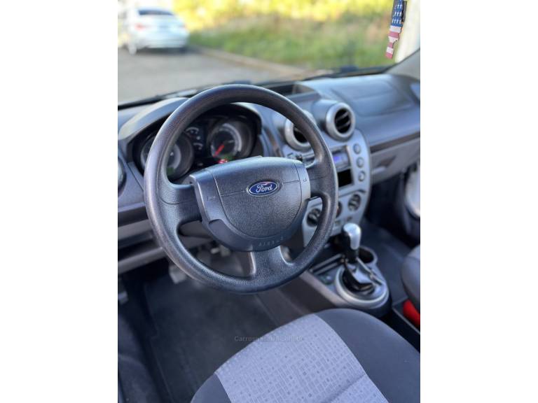FORD - FIESTA - 2013/2014 - Branca - R$ 37.900,00