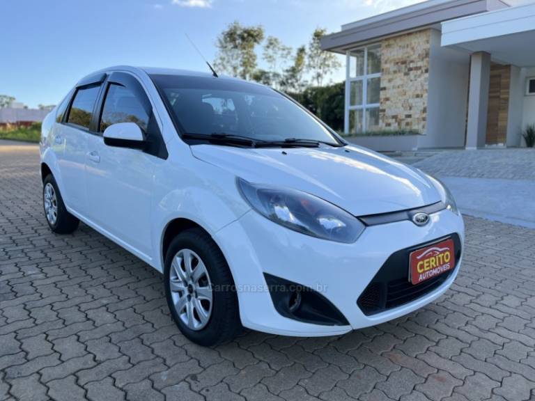 FORD - FIESTA - 2013/2014 - Branca - R$ 37.900,00