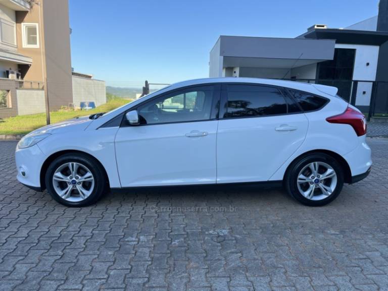 FORD - FOCUS - 2014/2015 - Branca - R$ 55.900,00