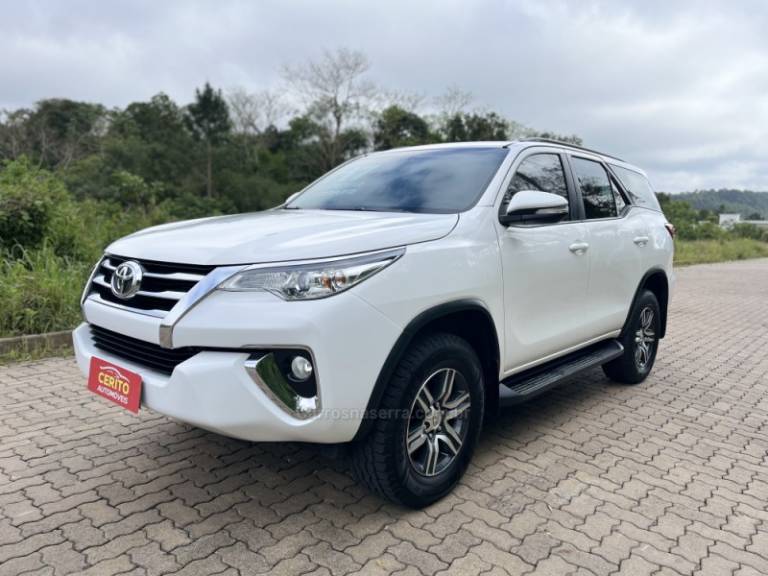 TOYOTA - HILUX SW4 - 2016/2017 - Branca - R$ 179.900,00