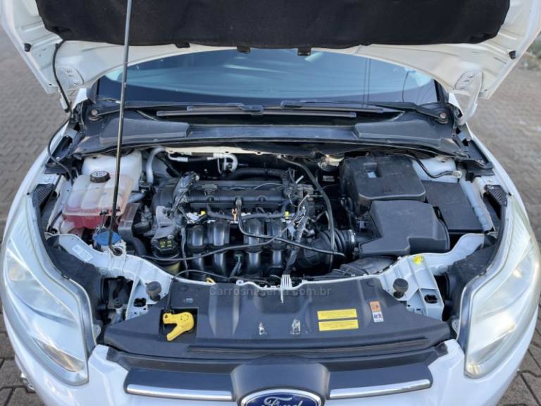 FORD - FOCUS - 2014/2015 - Branca - R$ 55.900,00