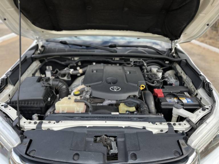 TOYOTA - HILUX - 2016/2016 - Branca - R$ 187.900,00