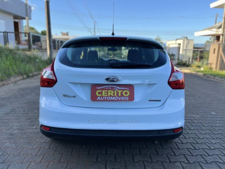 FORD - FOCUS - 2014/2015 - Branca - R$ 55.900,00