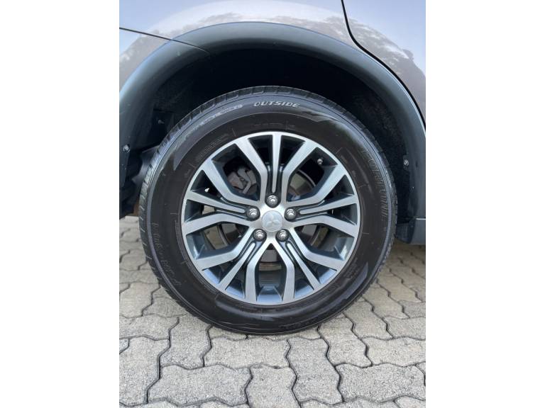 MITSUBISHI - OUTLANDER - 2017/2018 - Marrom - R$ 116.900,00