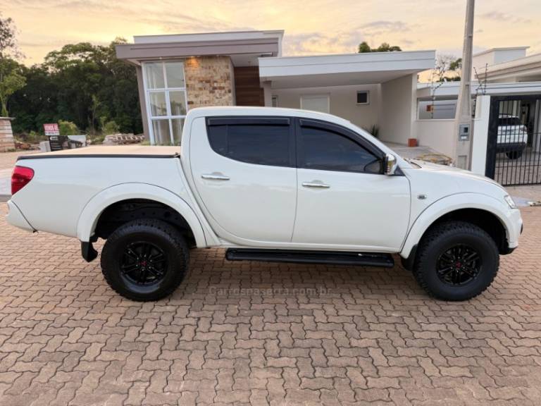MITSUBISHI - L200 TRITON - 2015/2015 - Branca - R$ 129.900,00