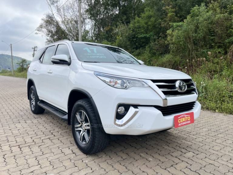 TOYOTA - HILUX SW4 - 2016/2017 - Branca - R$ 179.900,00