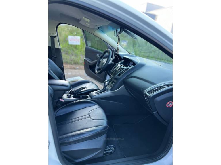 FORD - FOCUS - 2014/2015 - Branca - R$ 55.900,00