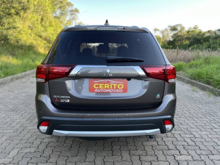 MITSUBISHI - OUTLANDER - 2017/2018 - Marrom - R$ 116.900,00