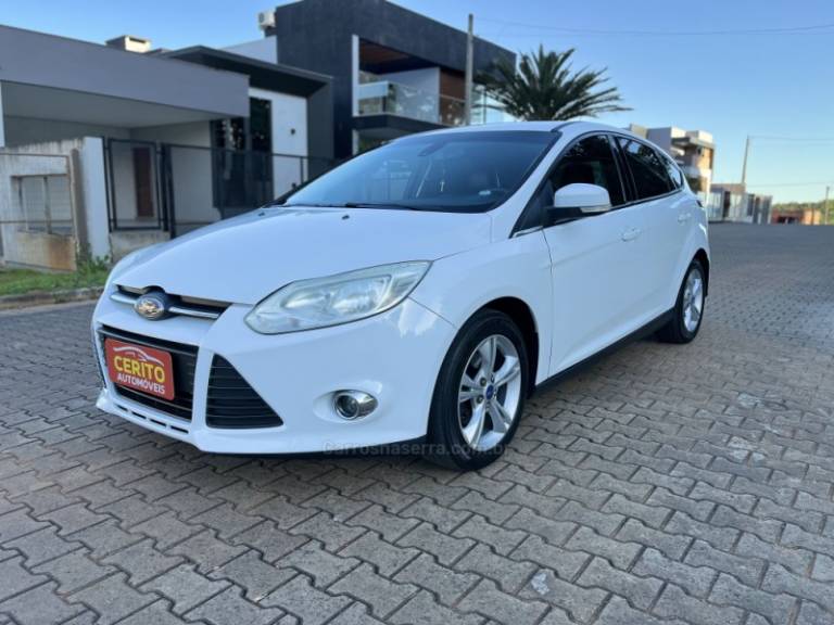 FORD - FOCUS - 2014/2015 - Branca - R$ 55.900,00