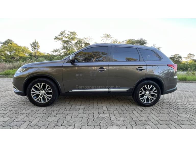 MITSUBISHI - OUTLANDER - 2017/2018 - Marrom - R$ 116.900,00